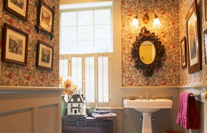 Vintage bathroom decor