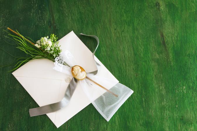 Small miosótis bouquet with cameo over green background
