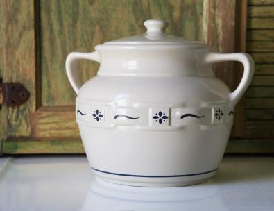 Bean pot style cookie jar.