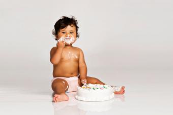 https://cf.ltkcdn.net/baby/images/slide/189142-850x567-baby-with-white-smashcake.jpg