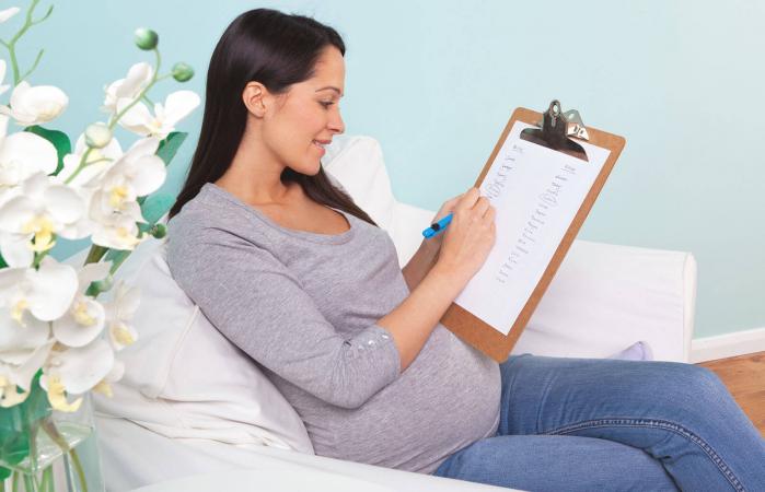 mother choosing baby names