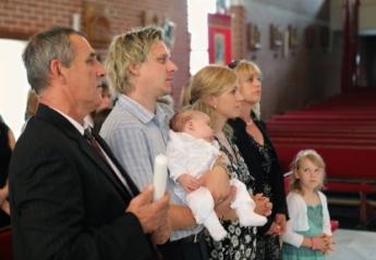 children worshipping