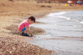 Bebé jugando en la playa