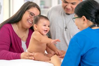 Nuevos padres con bebé y enfermera