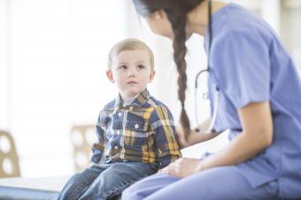Niño hablando con la medica