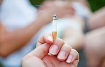 Mujer fumando durante lactancia