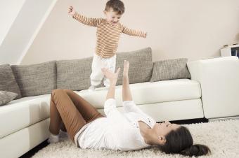 Madre y hijo jugando