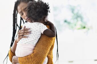 Madre consolando a su bebé