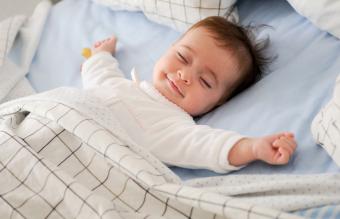 bebé que duerme en la cama en el hogar