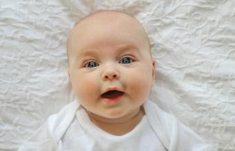 Bebé feliz y sonriente