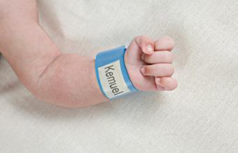 pulsera de identificación del hospital en el bebé