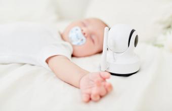 Bebé durmiendo con monitor