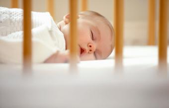 Bebé durmiendo en la cuna