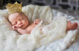 Bebé recién nacido durmiendo con corona
