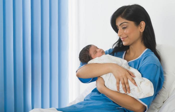 Mujer mirando a su bebé
