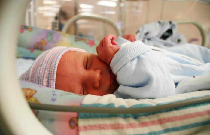 Niño prematuro duerme en incubadora