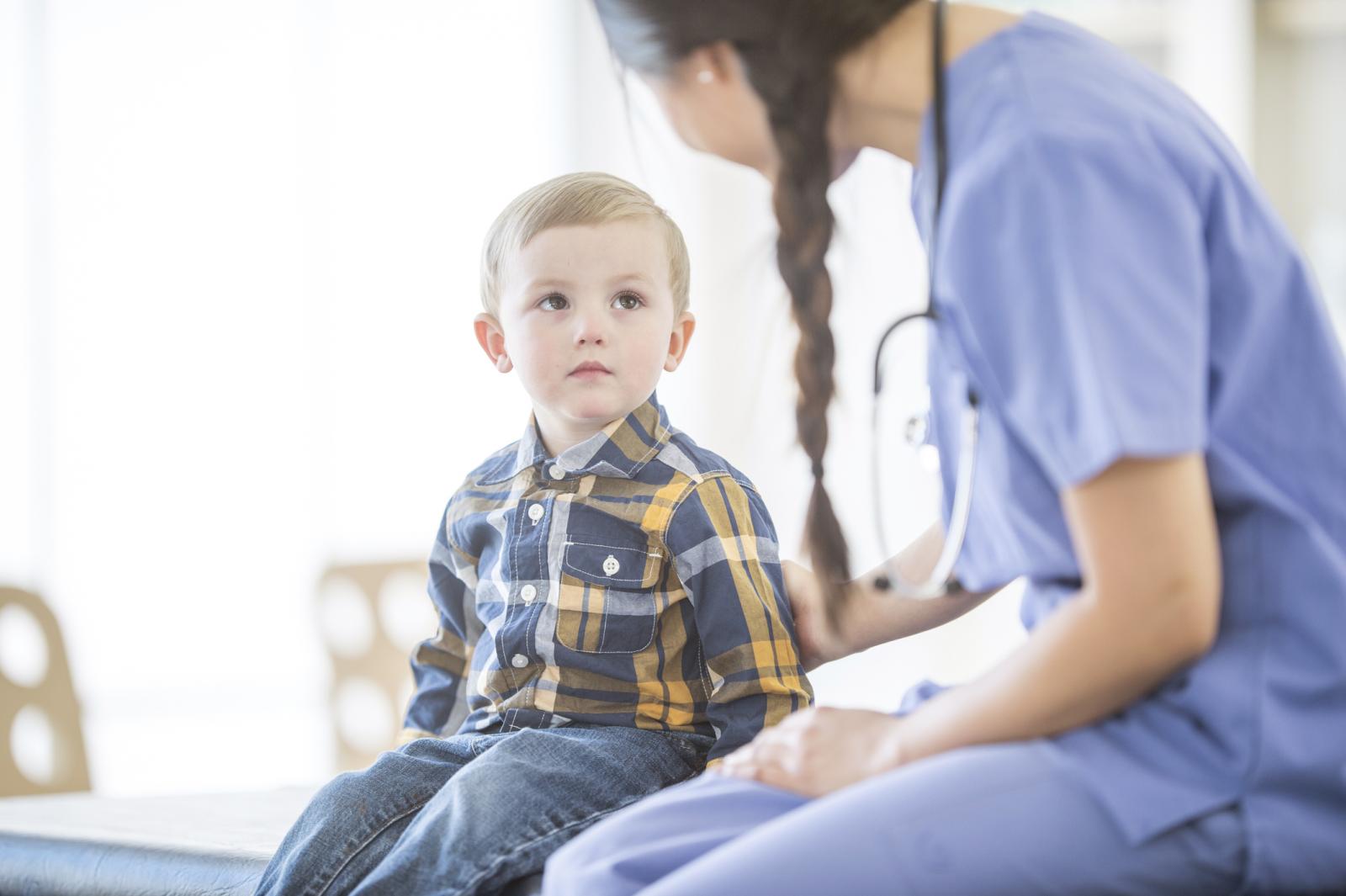 Niño hablando con la medica