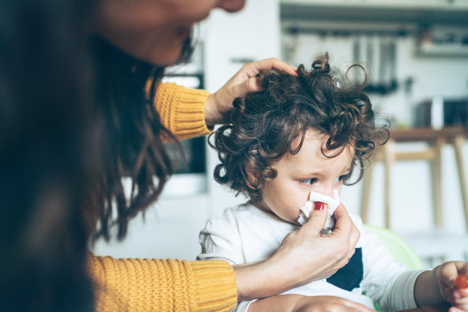 Madre ayudando a bebé constipado