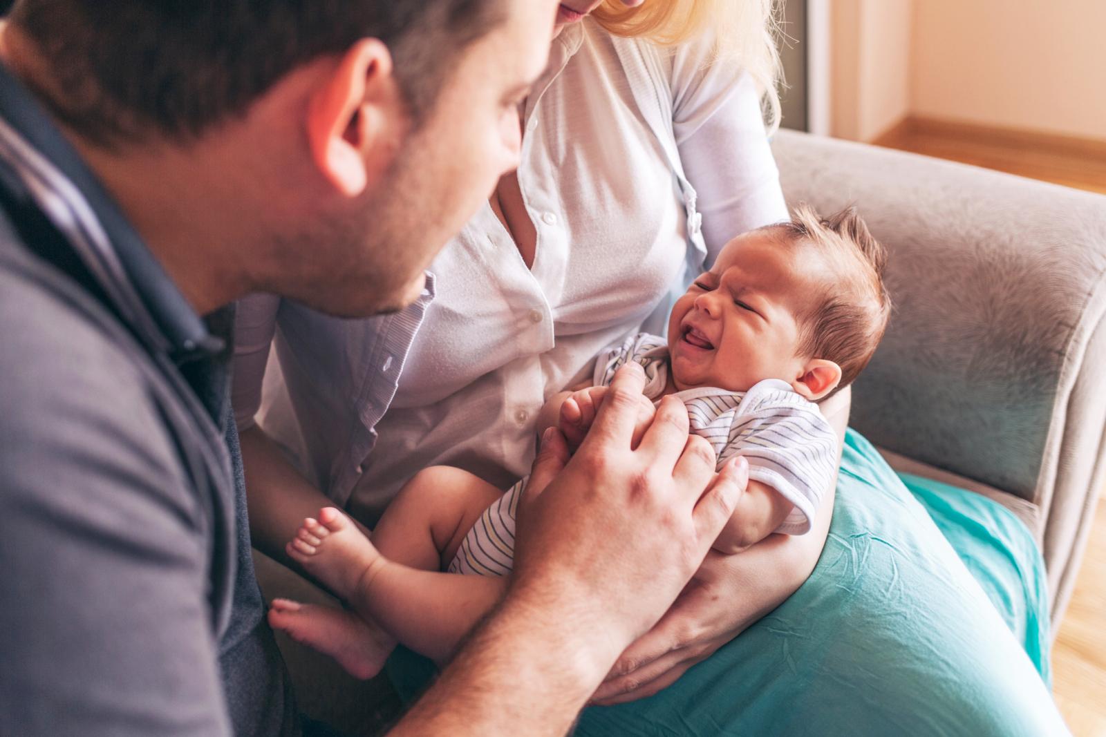 Recién nacido llorando con sus papás
