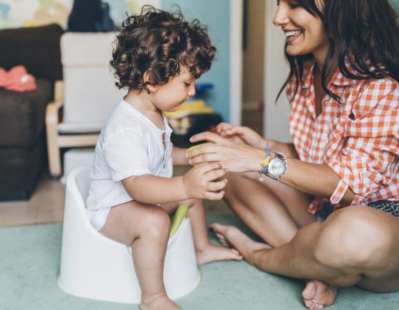madre entrenando a su hijo