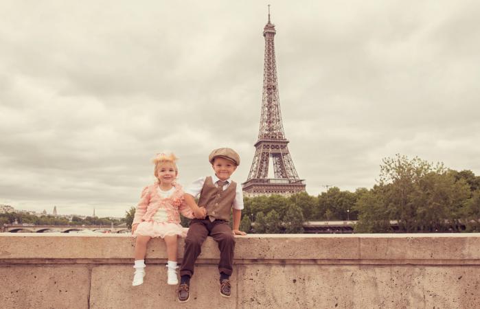 Un niño y una niña en París
