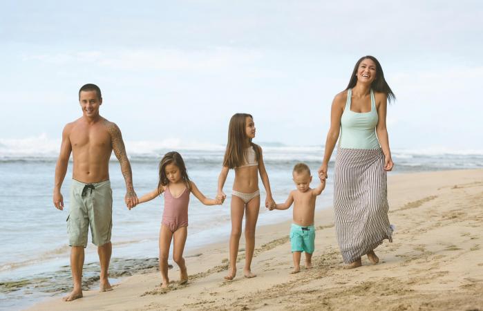 Familia hawaiana en la playa