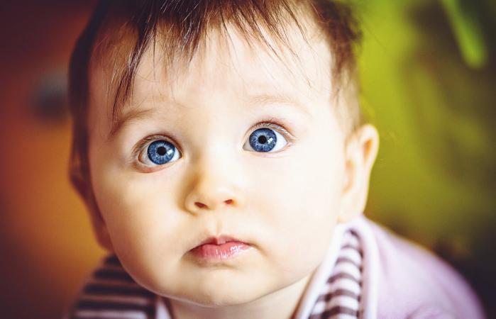 Bebé con ojos azules