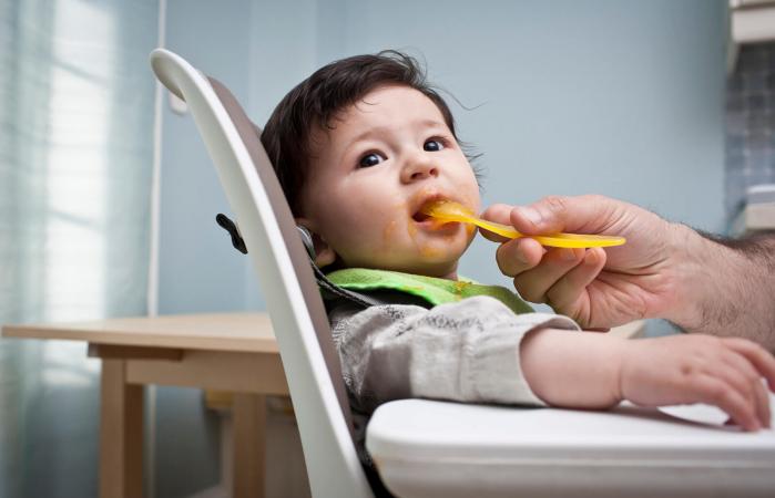 Bebé comiendo batata
