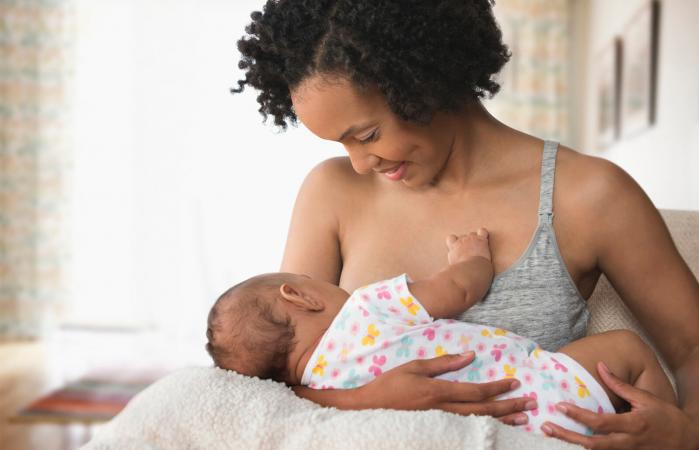 mamá amamantando a su bebé