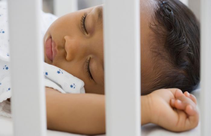 Bebé durmiendo en la cuna