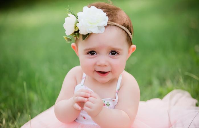 Niña de un año con ojos marrones