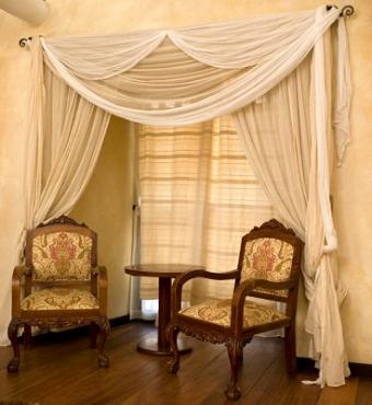 https://cf.ltkcdn.net/bedding/images/slide/108123-368x400-windowtreat1.jpg