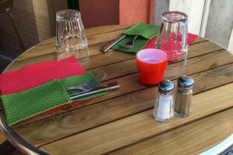 https://cf.ltkcdn.net/bedding/images/slide/213696-724x483-Placemat-with-folded-napkin.jpg