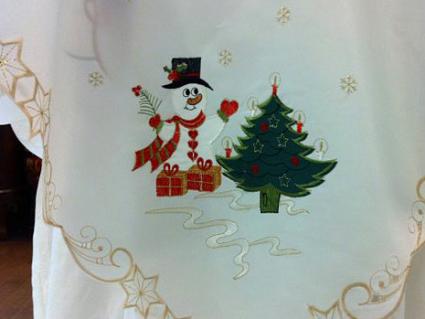 Xmas snowman tablecloth | www.VintageMemories.ca