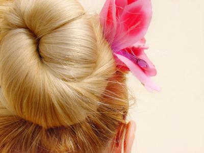 Prom hair bun style