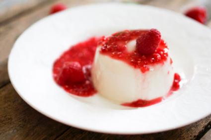 Panna cotta with raspberry sauce