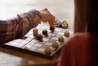 Playing draughts board game