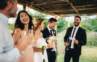 Padrino brindando por los recién casados