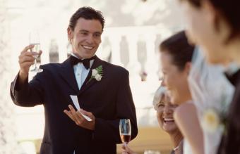 Padrino haciendo un brindis por los recién casados