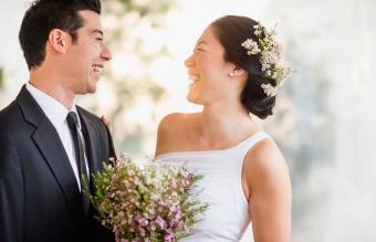 Recién casados riendo
