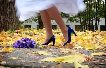 Novia con tacones azules