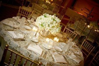 Mesa en la recepción de la boda
