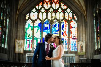 Novios besándose en la iglesia