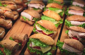 Mesa de banquete con sándwiches
