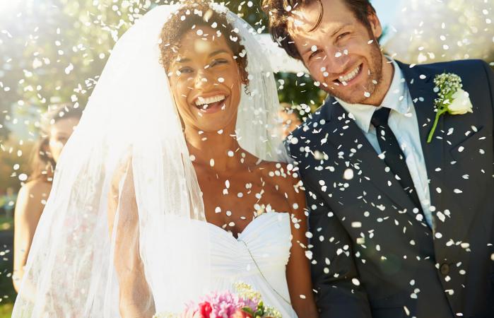 Feliz pareja de recién casados