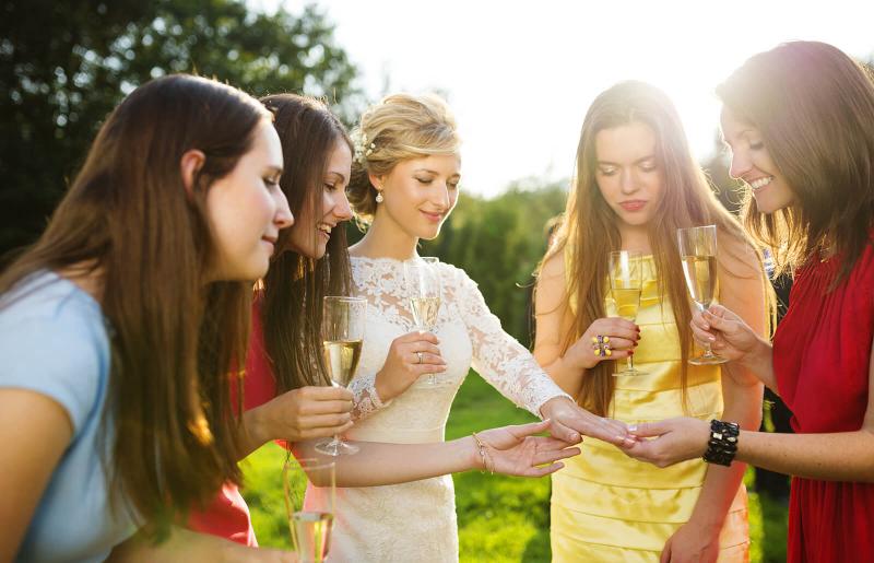 De qué color vestirse para asistir a una boda? | LoveToKnow
