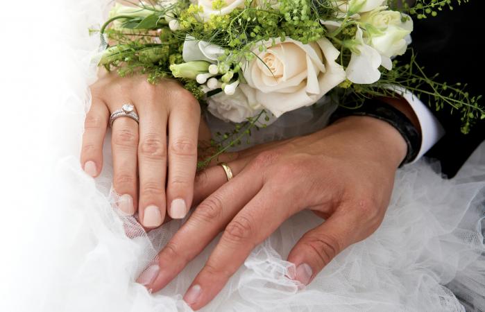 Pareja de recién casados sujetados de mano