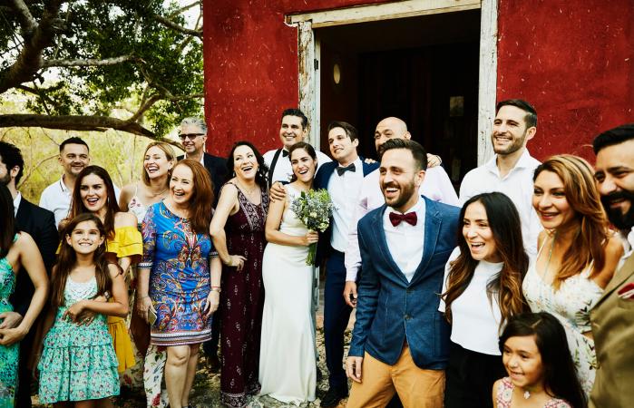 Foto grupal después de la ceremonia de boda