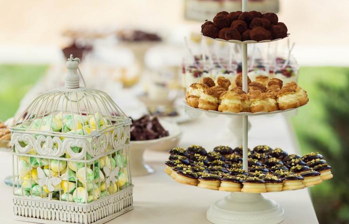 Mesa de postres en recepción de boda