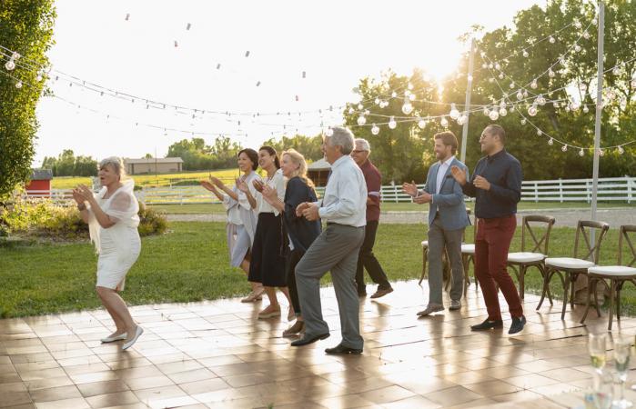 Invitados bailando en línea